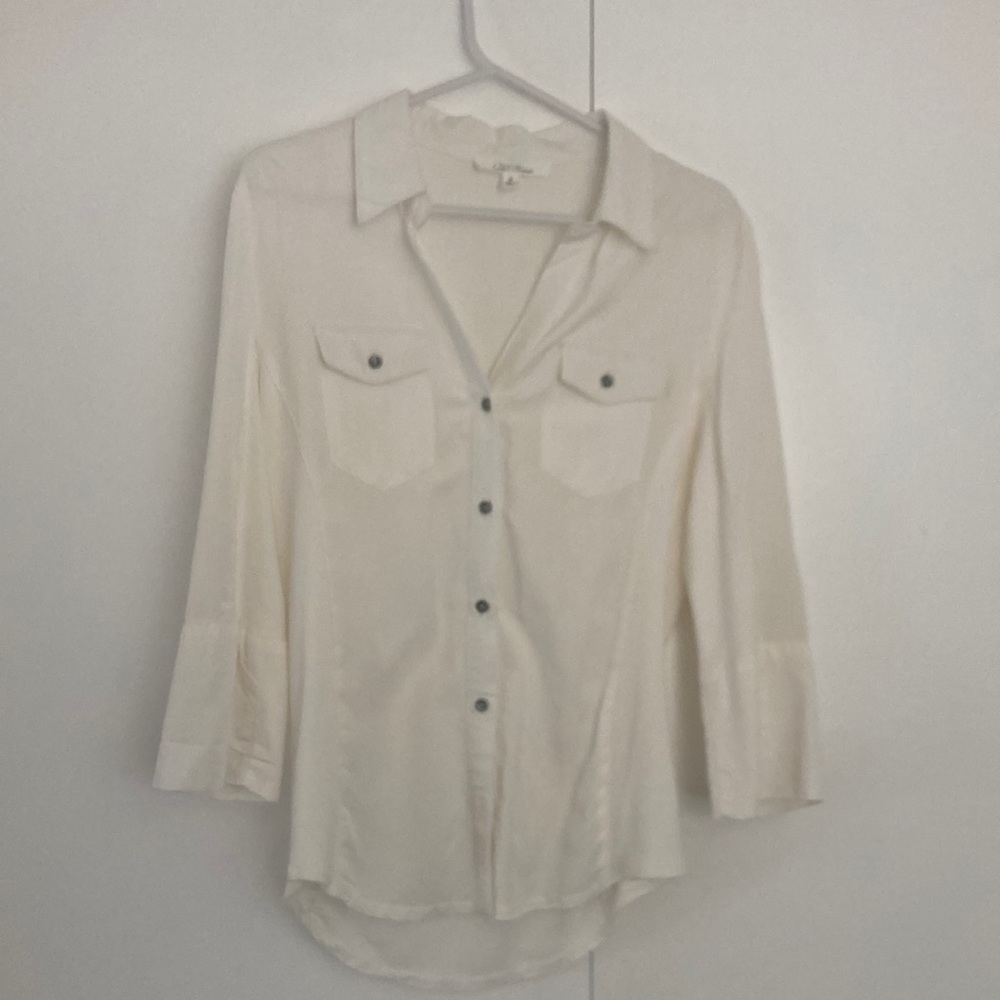 White blouse. Boutique. Small to medium with elastic side walls.